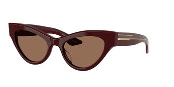 Das Bild zeigt die Oliver Peoples Sonnenbrille OV5573SU 1951c 178973 leicht seitlich.